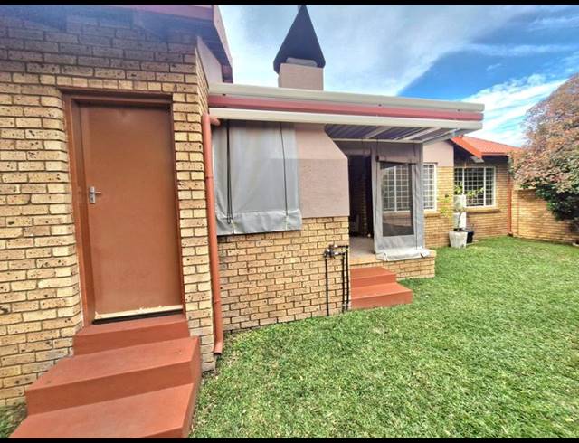 2 BEDROOM TOWNHOUSE FOR SALE IN MAGALIESKRUIN